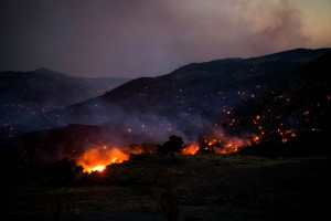 Meteo: Οι ισχυροί βοριάδες «φούντωσαν» τη φωτιά στο Ρέθυμνο