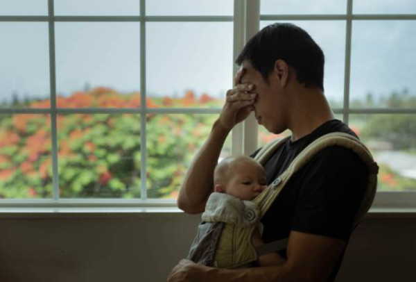 Μεταγεννητική κατάθλιψη στους άνδρες: Τα συμπτώματα «καμπανάκι» - Τι πρέπει να γνωρίζουν οι νέοι μπαμπάδες
