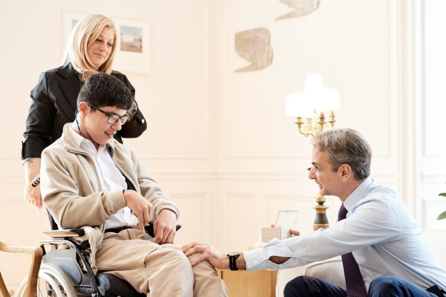 Ο Κυριάκος Μητσοτάκης με τον μαθητή Παναγιώτη Παπαδόπουλο και τη μητέρα του/EUROKINISSI