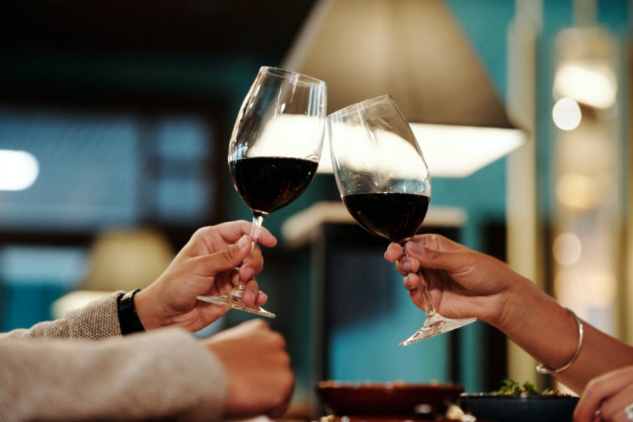 Ο μεγαλύτερος κίνδυνος από την κατανάλωση κρασιού για τις γυναίκες