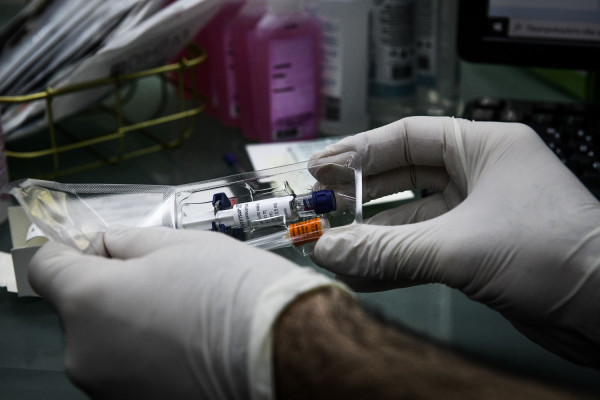 Μόλις 1,5 εκατ. εμβολιάστηκαν κατά της γρίπης, οι περισσότεροι στα φαρμακεία
