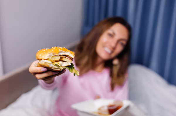 Τρώτε junk food και κοιμάστε λίγο; Αυτή η νόσος θα σας «χτυπήσει» την πόρτα