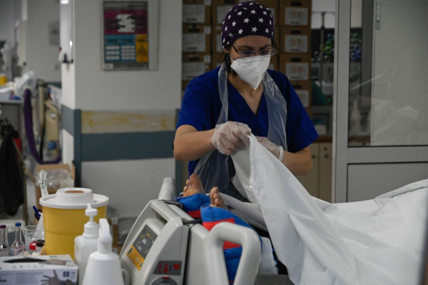 ΕΟΔΥ: Τέσσερις νέοι θάνατοι από COVID-19 - Μικρή αύξηση των κρουσμάτων γριπώδους συνδρομής