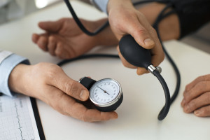 Πόσο χαμηλά πρέπει να είναι η πίεση; Νέα έρευνα έχει την απάντηση