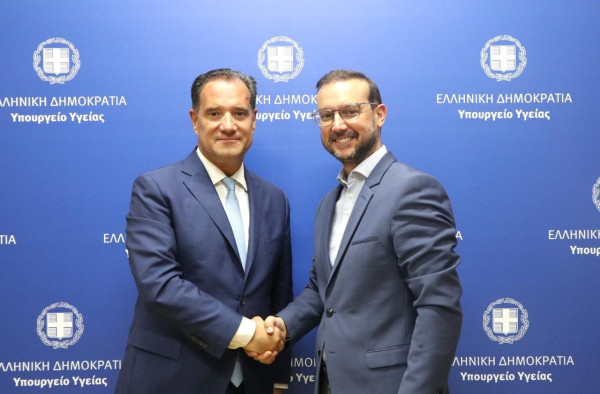 Ο νέος πρόεδρος του ΕΟΦ Σπύρος Σαπουνάς με τον Υπουργό Υγείας, Άδωνι Γεωργιάδη.