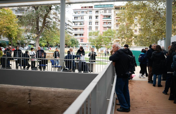 Ενημερωτική δράση του ΕΕΣ για τον καρκίνο του μαστού στη στάση του μετρό «Αγία Σοφία» στη Θεσσαλονίκη