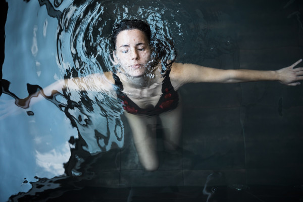 Πέντε λεπτά μέσα σε κρύο νερό μπορεί να βελτιώσει τη διάθεση!