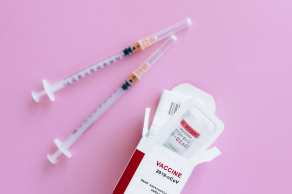 EMA: Συστήνει τη χορήγηση ενισχυτικής δόσης στους 3 μήνες για το εμβόλιο της Moderna