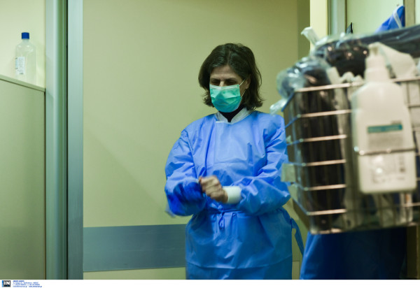 «Ασφυκτιούν» τα νοσοκομεία: Σαρώνουν γρίπη και κορονοϊός- «Καμπανάκι» των ειδικών για την «Όρθρος»