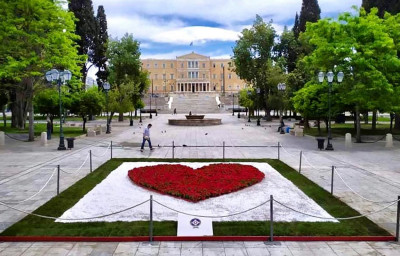 Πρωτομαγιά: Αφιερωμένη στους γιατρούς η καρδιά στο Σύνταγμα