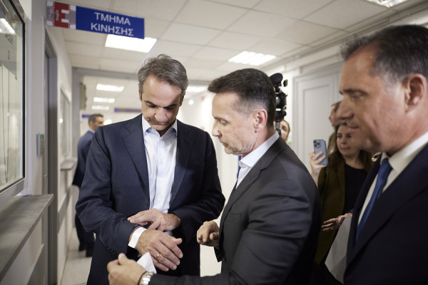 Στο ΤΕΠ του Ευαγγελισμού ο πρωθυπουργός: Φόρεσε &quot;βραχιολάκι&quot; ιχνηλάτησης