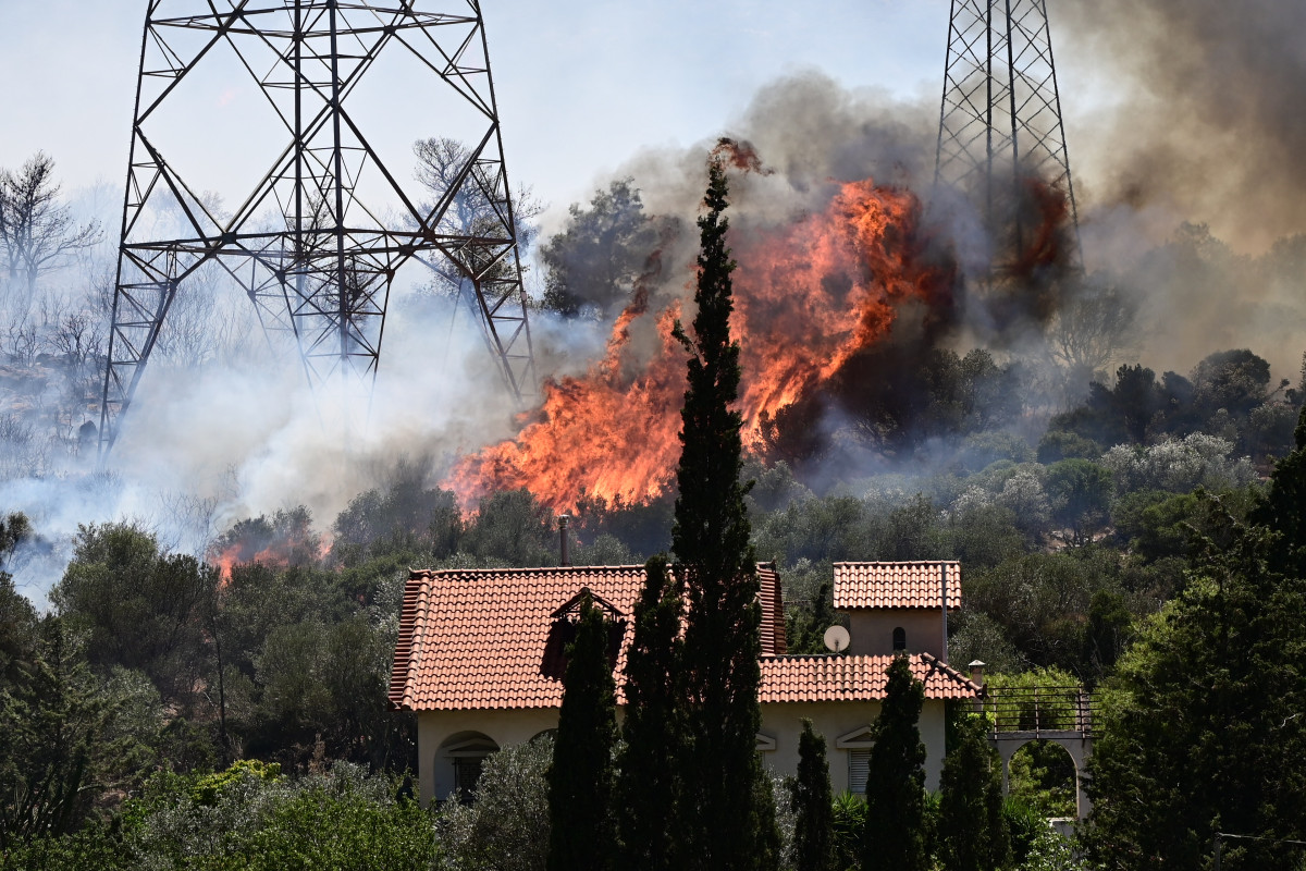 Φωτιά στον Κουβαρά: Δύο κλήσεις στο ΕΚΑΒ για αναπνευστικά προβλήματα και μία για εγκεφαλικό