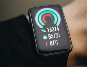 Νέο wearable από την Huawei ανιχνεύει 60 δείκτες υγείας σε ένα μόλις λεπτό