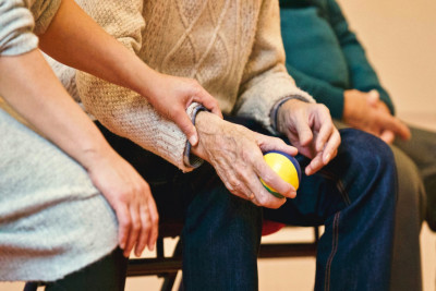 Επιτρέπονται και πάλι οι επισκέψεις σε Μονάδες Φροντίδας Ηλικιωμένων, αλλά υπό προϋποθέσεις