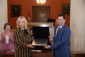 Δωρεά 120 απινιδωτών και ισάριθμων κιτ πρώτων βοηθειών στο ΕΚΠΑ από τη UNI-PHARMA