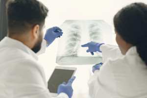 Η ΧΑΠ διπλασιάζει τον κίνδυνο για έμφραγμα ή εγκεφαλικό στους ασθενείς