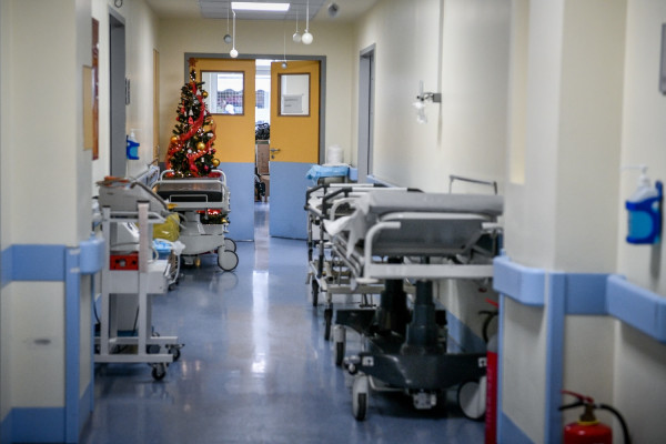 Τα μικρότερα νοσοκομεία καταγράφουν υψηλότερα κόστη λειτουργίας, σύμφωνα με τον ΙΟΒΕ