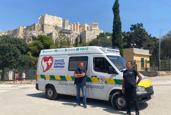 Ασθενοφόρο του Ομίλου Ιατρικού Αθηνών στην Ακρόπολη για τις ανάγκες του καύσωνα