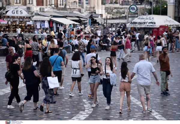 Επιστροφή της μάσκας και καλύτερα εμβόλια προτείνουν δύο κορυφαίοι γιατροί λίγο πριν η Όμικρον φτάσει στο πικ