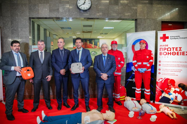 Ο ΕΕΣ παρουσίασε τη χρήση αυτόματου εξωτερικού απινιδωτή στο Μετρό Συντάγματος