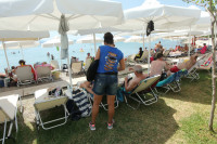 Ο κορονοϊός χτύπησε την πόρτα beach bar της Μυκόνου