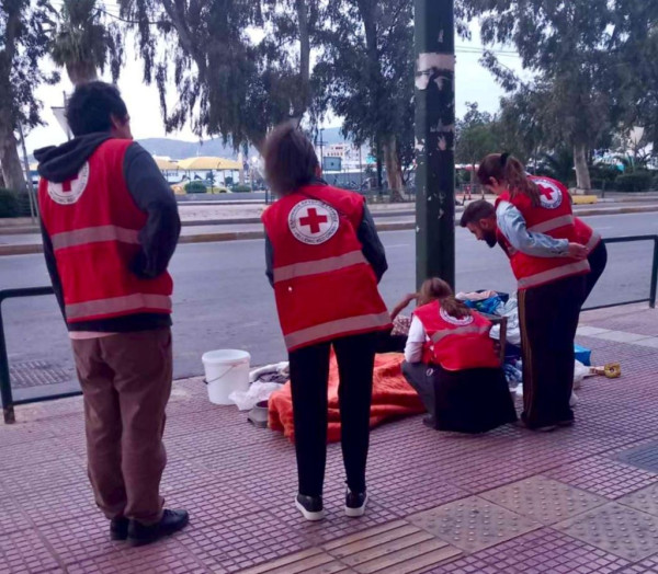 Νυκτερινή δράση υποστήριξης αστέγων στον Πειραιά από τον ΕΕΣ