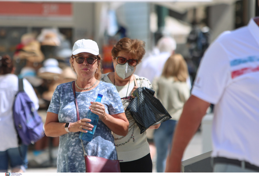 Παραμένει η μάσκα σε ταξί, φαρμακεία και πλοία σύμφωνα με την εισήγηση των ειδικών