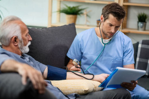 Ο ΙΣΑ ζητεί την εξαίρεση των προσωπικών ιατρών από την υποχρέωση των κατ’ οίκον επισκέψεων