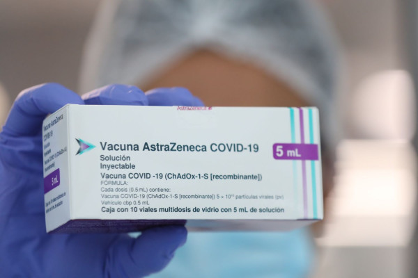 Γιατί απέσυρε το εμβόλιό της κατά του κορονοϊού η AstraZeneca