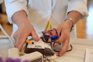 ΕΚΕΑ: Δίνουμε αίμα ακόμα και στις διακοπές σε μία από τις 96 υπηρεσίες της χώρας