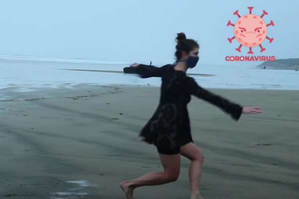 Μία επιστήμονας - μπαλαρίνα χόρεψε στα βήματα της COVID-19 (vid)