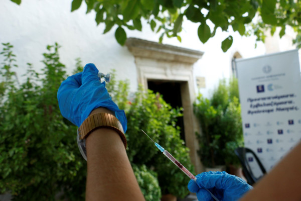 Αναλυτικός οδηγός του ΕΟΔΥ: Ποιοι πρέπει να εμβολιαστούν έγκαιρα κατά της COVID-19