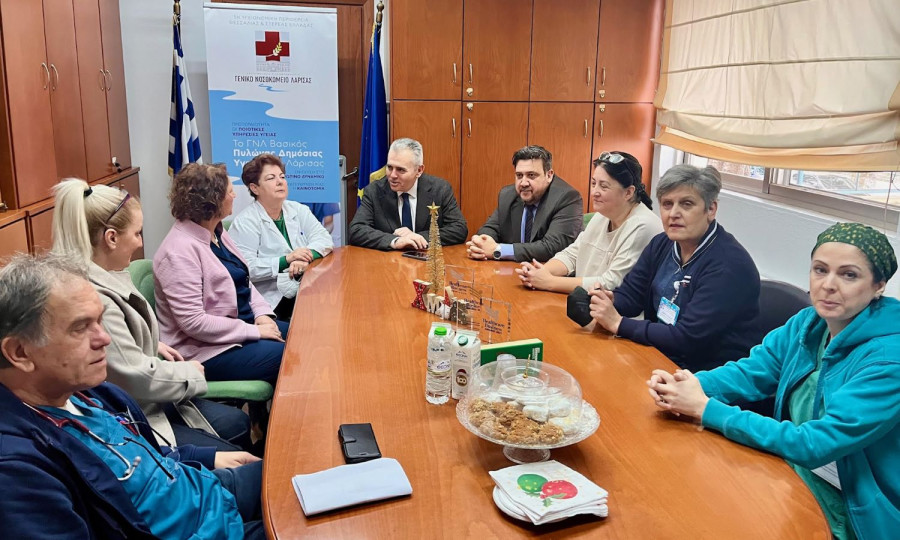 Ο Μάξιμος Χαρακόπουλος με εκπρόσωπους των εργαζομένων στο Γενικό Νοσοκομείο Λάρισας/ΑΠΕ-ΜΠΕ