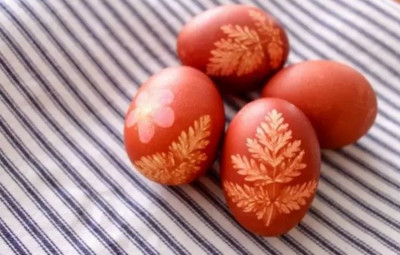 Έτσι μπορείτε να βάψετε τα αβγά αποφεύγοντας τις τοξικές βαφές του εμπορίου (βίντεο)