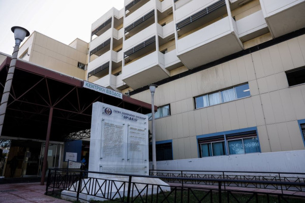 Καταγγελίες Γιαννάκου για βίαια επεισόδια στο ΚΥ Σπάτων και στο Θριάσιο Νοσοκομείο