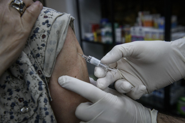 ΠΙΣ: Σημαντικός ο έγκαιρος εμβολιασμός κατά της γρίπης και του SARS-CoV-2