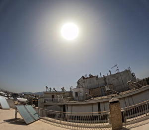 Τα ελληνικά σπίτια μετατρέπονται σε θερμικές παγίδες τα καλοκαίρια
