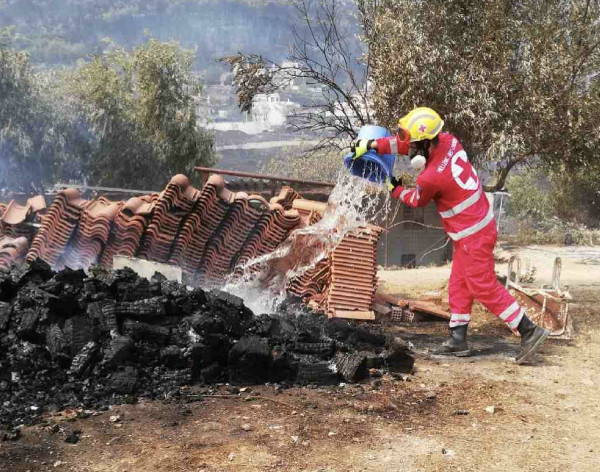 Συγκινητικές στιγμές με τους εθελοντές του Ερυθρού Σταυρού στα πύρινα μέτωπα