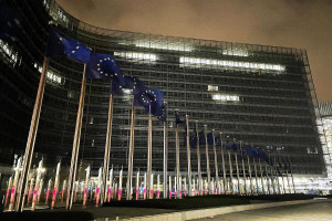 Σύγκρουση Λονδίνου–Βρυξελλών για την απαγόρευση καπνίσματος βάσει χρονολογίας γέννησης