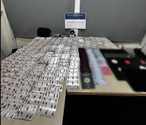 Η αστυνομία ξήλωσε κύκλωμα παράνομης διακίνησης φαρμάκων - Κατασχέθηκαν περισσότερα από 9.600 δισκία