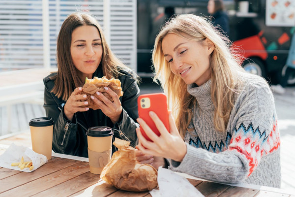 Όταν τα social media «σπρώχνουν» τους χρήστες στο junk food