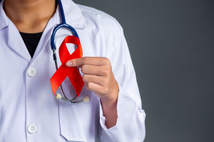 HIV: Πόσο κοντά είμαστε πραγματικά στο τέλος της επιδημίας;