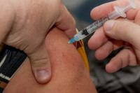 Μελέτη ΕΚΠΑ: Υψηλό ποσοστό αντισωμάτων ακόμη και 6 μήνες μετά τον εμβολιασμό με Pfizer