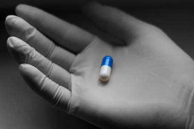 Μπαίνουν και άλλες φαρμακευτικές στην κούρσα για τη θεραπεία της COVID με αντιικά χάπια