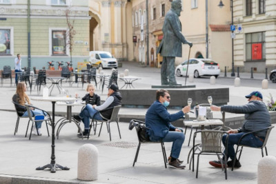 Κορονοϊός Γερμανία : Ο ευφάνταστος τρόπος τήρησης της απόστασης ασφαλείας σε καφετέρια (pic)