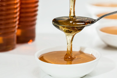 Πώς θα ξεχωρίσετε το γνήσιο από το νοθευόμενο μέλι με έναν απλό τρόπο (video)