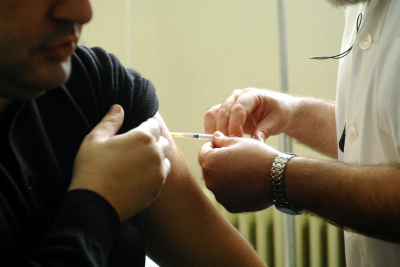 Όλο και περισσότεροι Έλληνες εμβολιάζονται : «Πρωταγωνιστής» το αντιγριπικό εμβόλιο