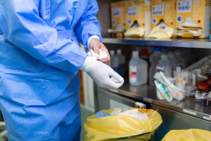 Ποιο είναι το μικρόβιο που «τρέφεται» με πλαστικά νοσοκομειακά υλικά