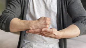 Ρευματοειδής αρθρίτιδα: Έξι ασκήσεις για να κρατήσετε τα χέρια σας ενεργά