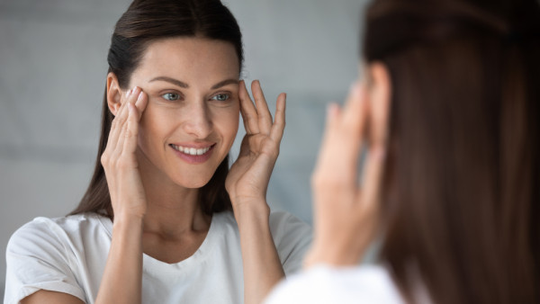 Πρόσωπο: Οι θεραπείες που «διώχνουν» τις ατέλειες και βελτιώνουν την όψη σας
